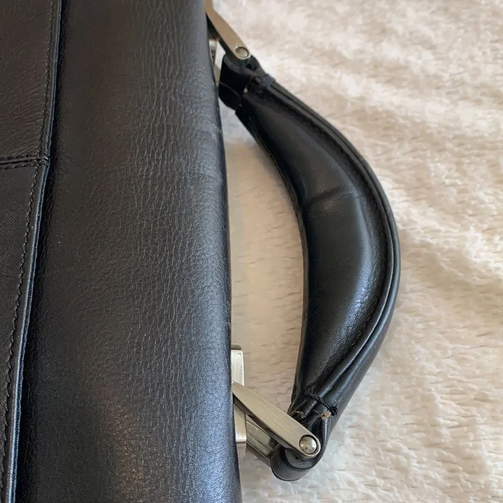 KENNETH COLE REACTION TRUE COLORS GENUINE LEATHER PORTFOLIO - BLACK